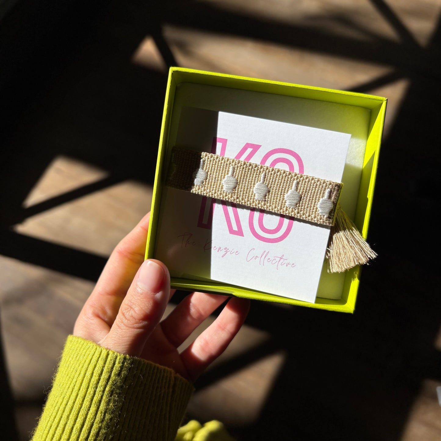 ( middle finger ) Talk to the wrist tasssl bracelet