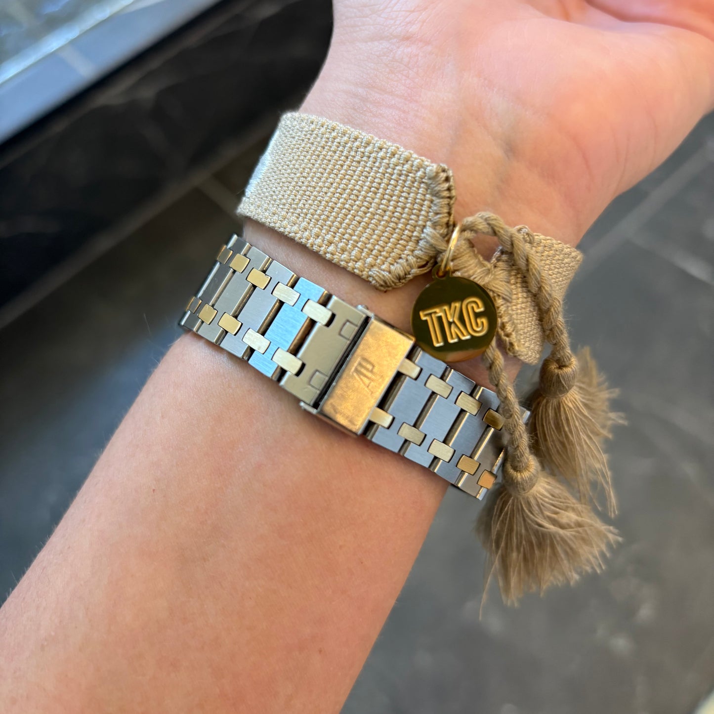 ( middle finger ) Talk to the wrist tasssl bracelet