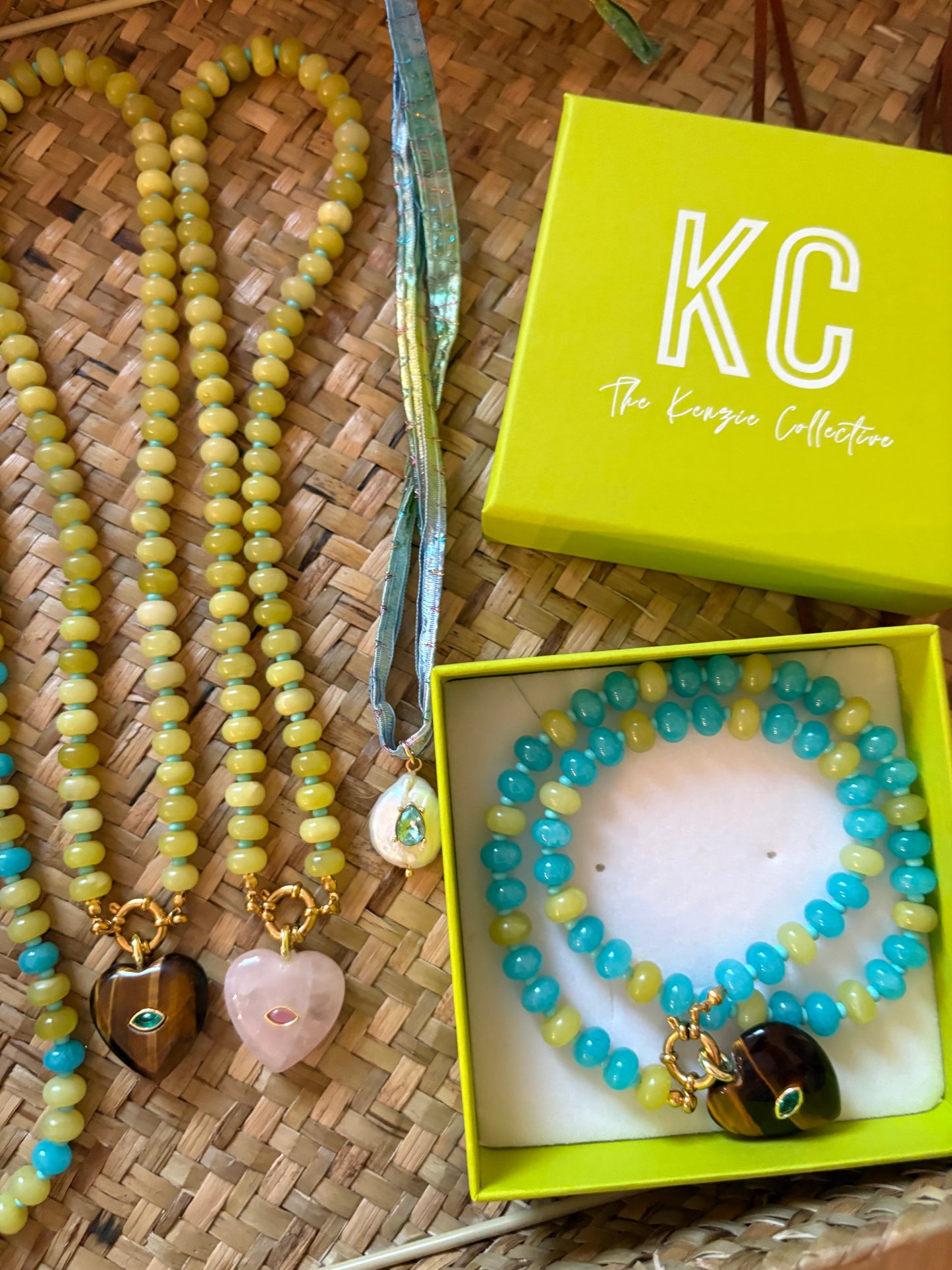 Lilly necklace with freshwater pearl