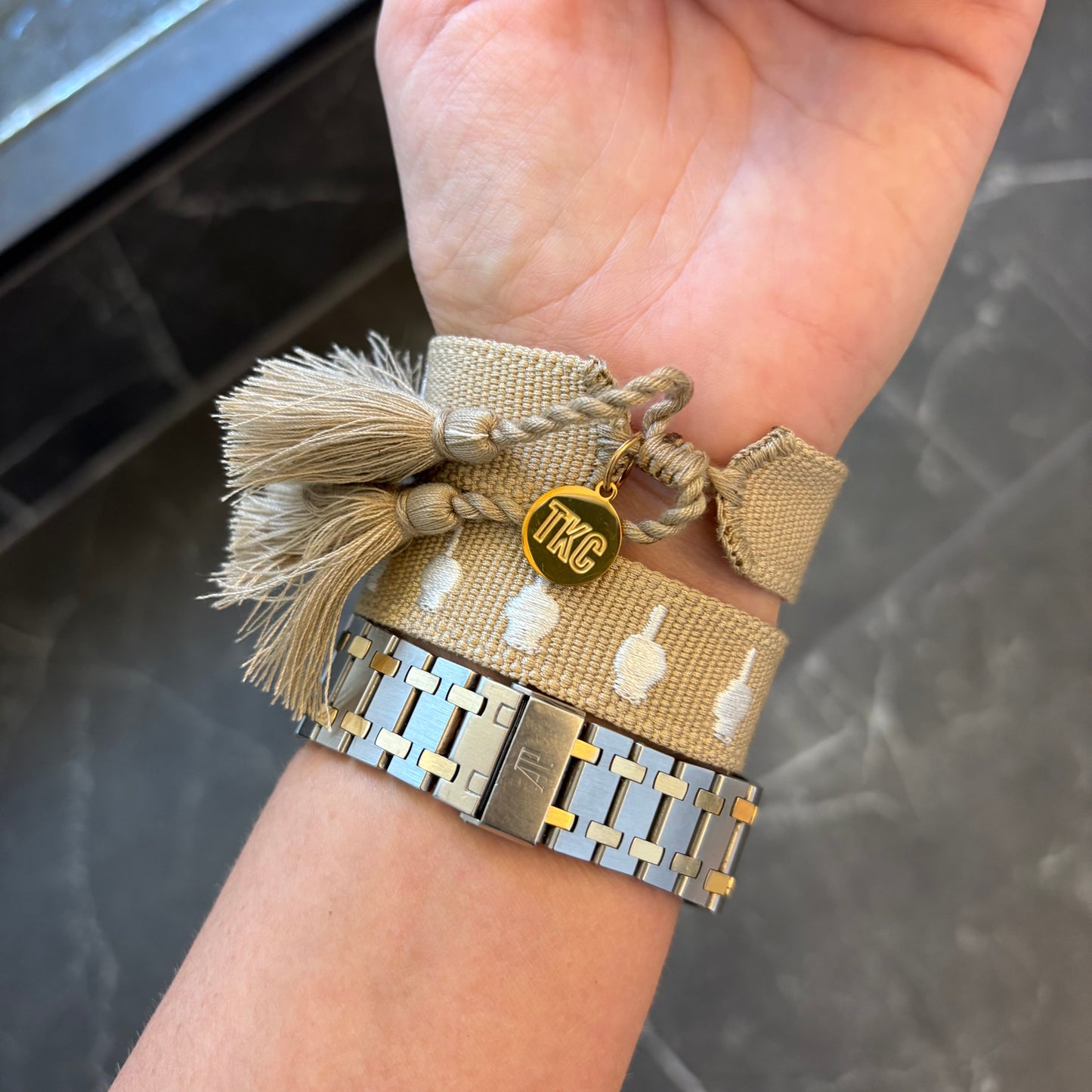 ( middle finger ) Talk to the wrist tasssl bracelet