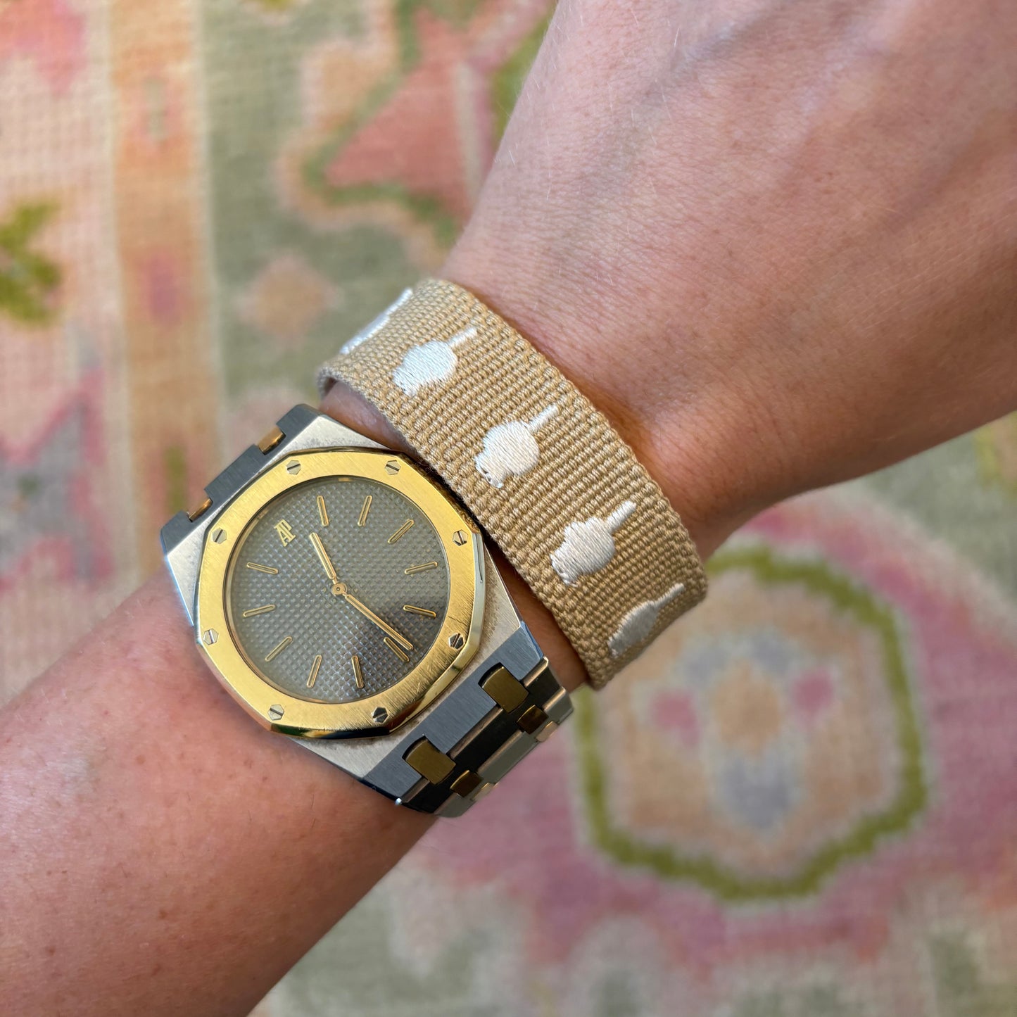 ( middle finger ) Talk to the wrist tasssl bracelet