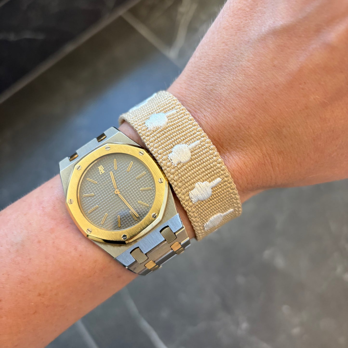 ( middle finger ) Talk to the wrist tasssl bracelet