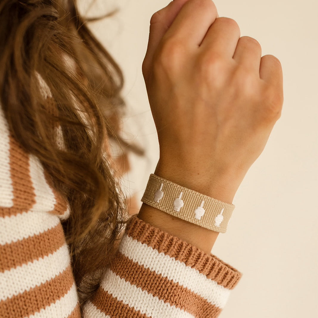 ( middle finger ) Talk to the wrist tasssl bracelet