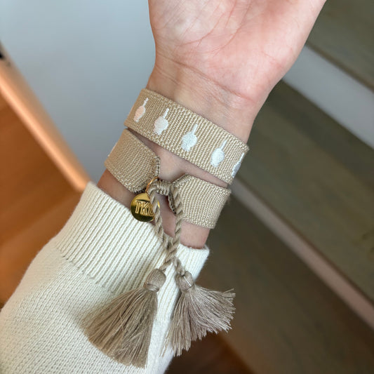 ( middle finger ) Talk to the wrist tasssl bracelet