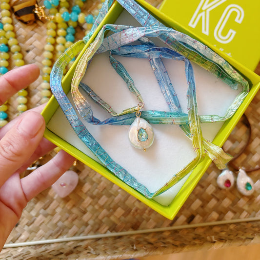 Lilly necklace with freshwater pearl