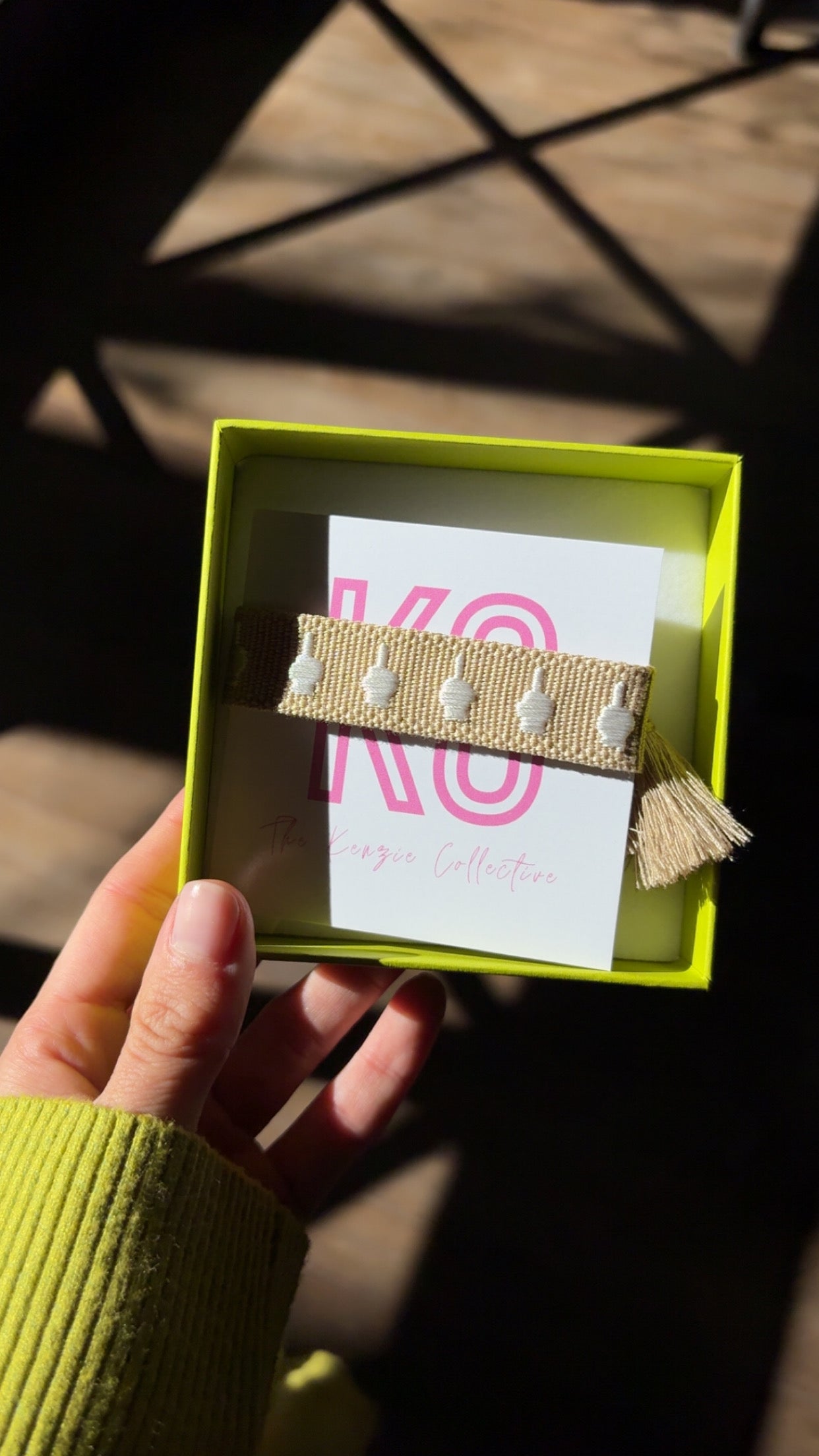 ( middle finger ) Talk to the wrist tasssl bracelet