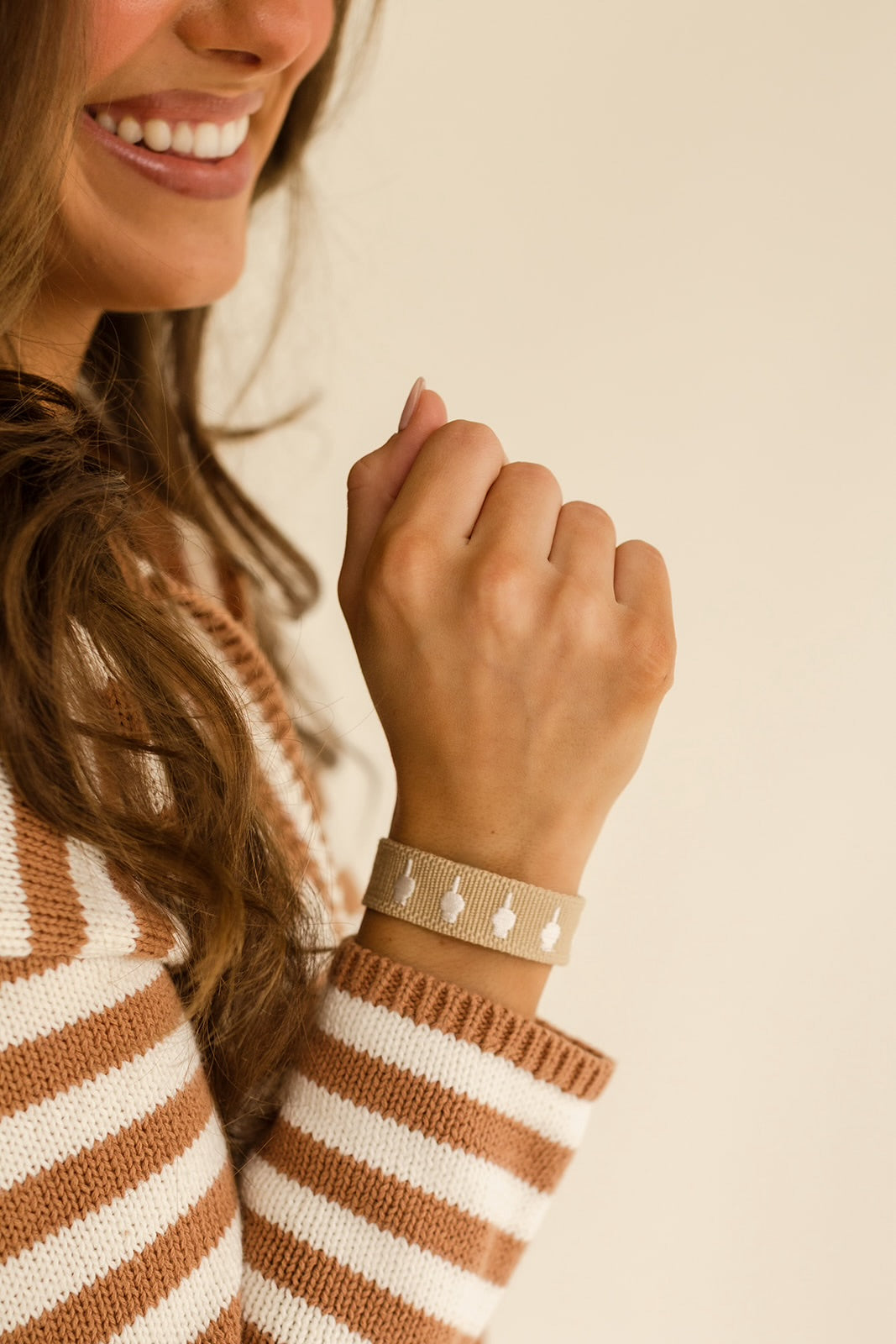 ( middle finger ) Talk to the wrist tasssl bracelet