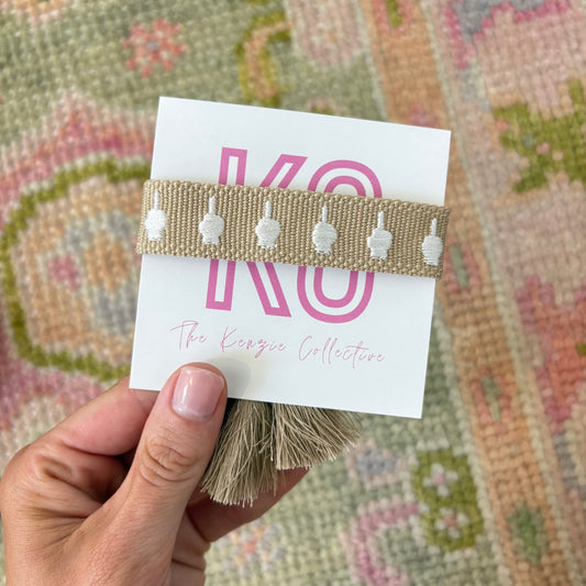 Talk to the wrist ( middle finger ) embroidered tassel bracelet